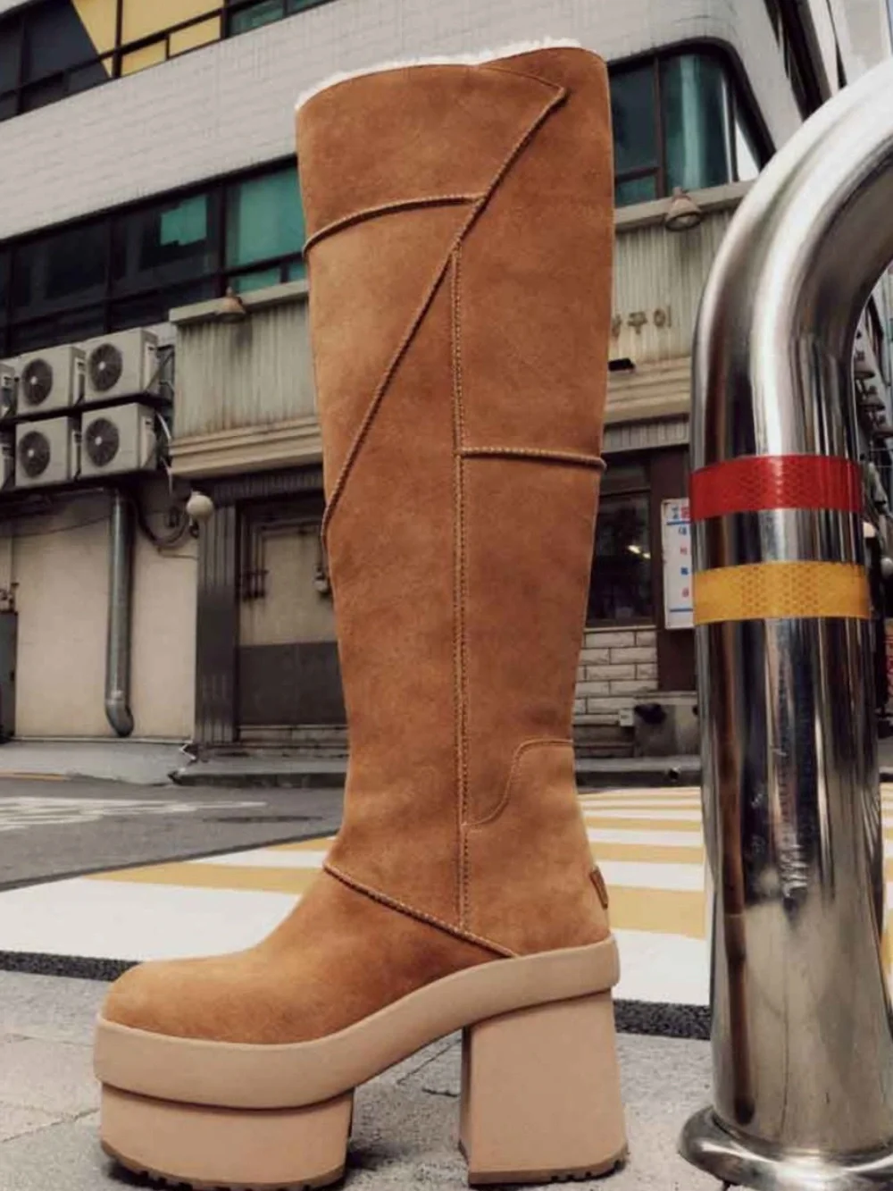 Ugg New Heights Platform Extras Sheepskin/Suede Fall/Winter Boots Size 6 Women